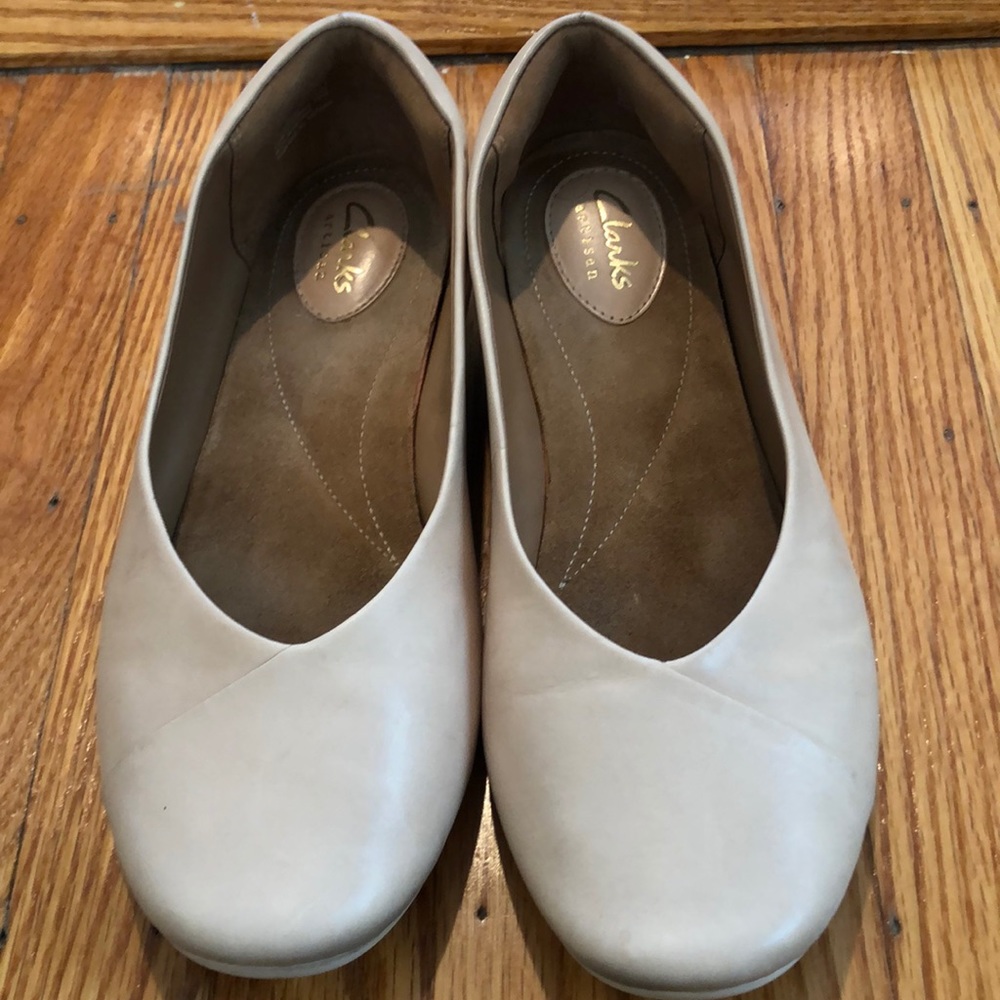 Clarks artisan beige ballet flats